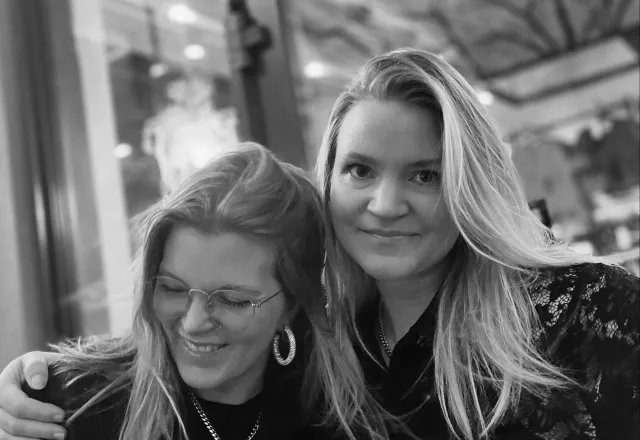 elin och lina utanför zic zacs skyltfönster